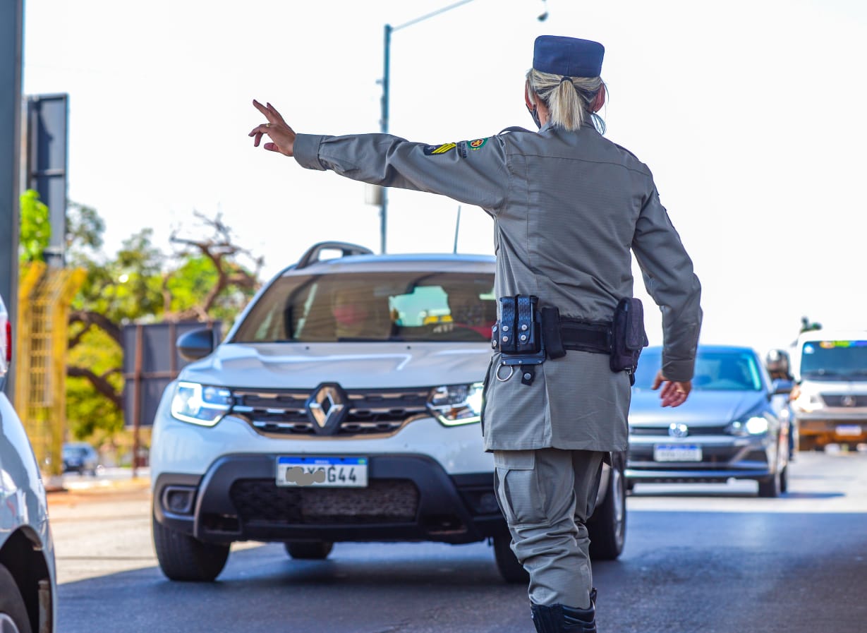 Policial fiscalizando na GO-070