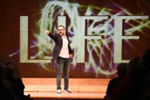 Peça "Adan Experience" será apresentada nesta terça