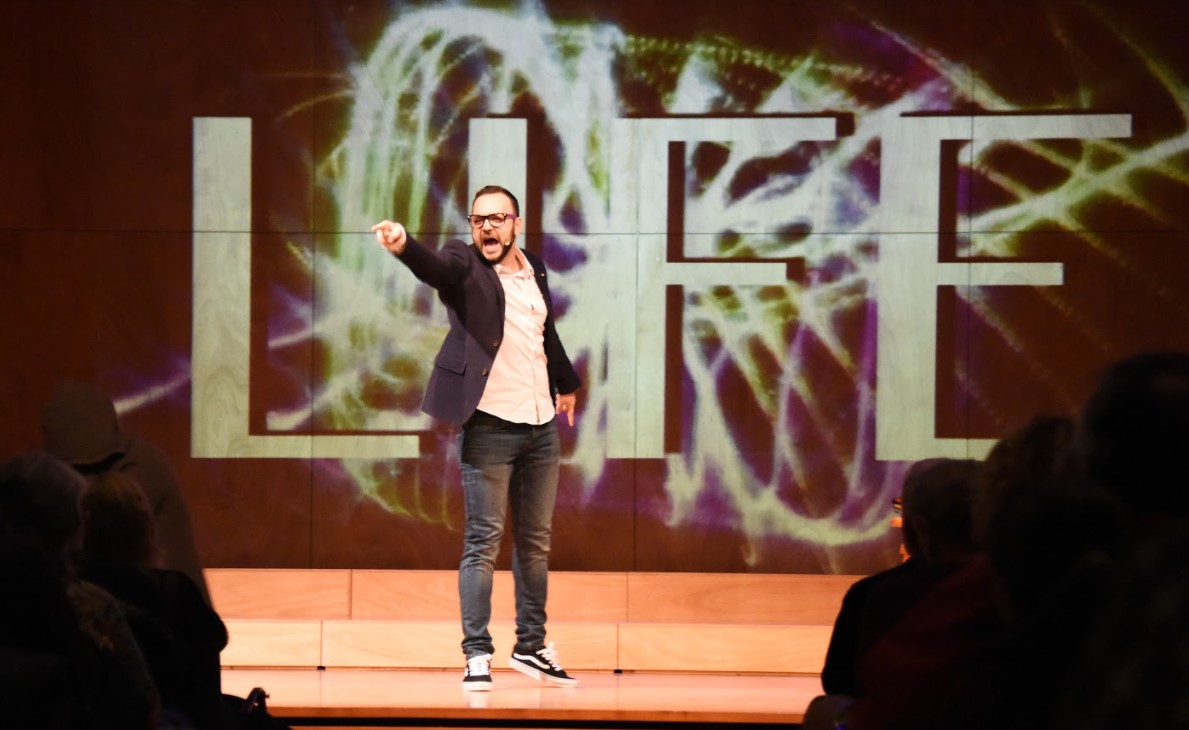 Peça "Adan Experience" será apresentada nesta terça