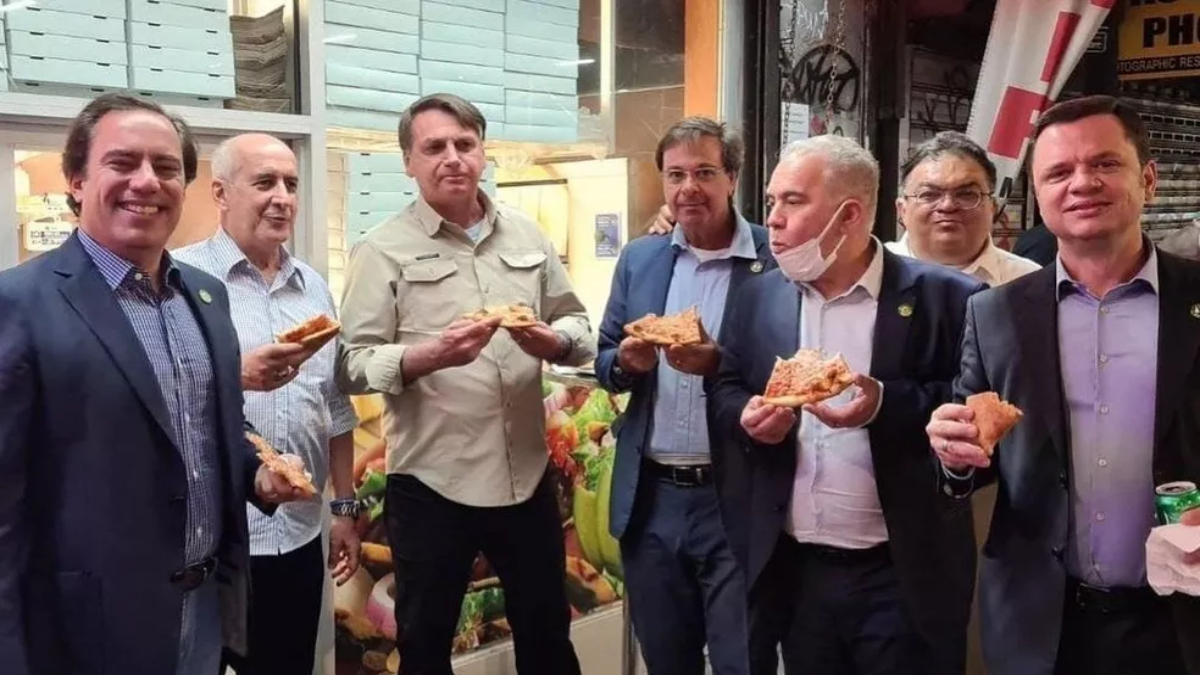 Bolsonaro come pizza em pé em rua dos EUA para evitar exigência de vacina em restaurantes
