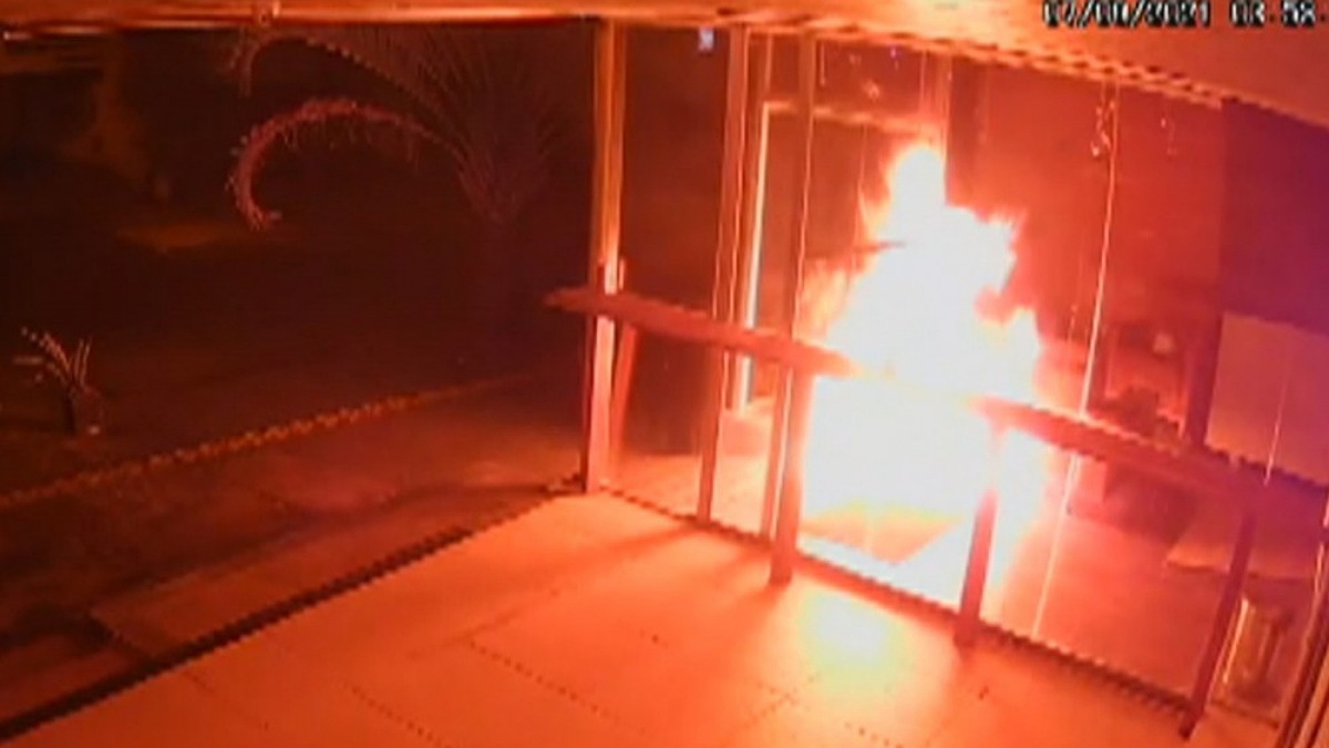 Barbearia pega fogo e fica destruída no Setor Bueno em Goiânia