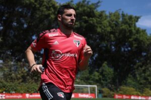 Calleri corre com a camisa do São Paulo