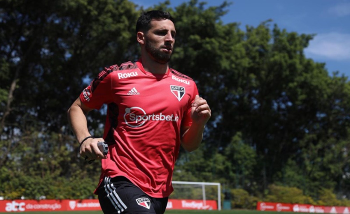 Calleri corre com a camisa do São Paulo