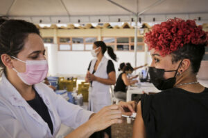 Ministério da Saúde recua e volta a recomendar vacinação para adolescentes