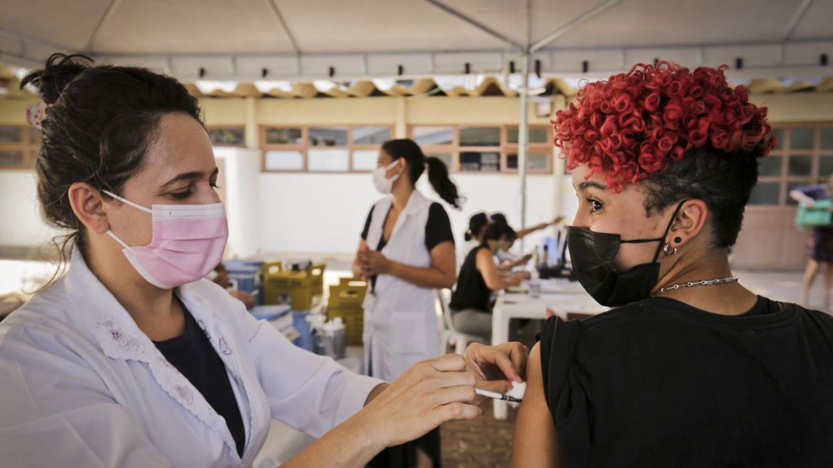 Ministério da Saúde recua e volta a recomendar vacinação para adolescentes
