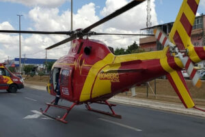 Helicóptero dos bombeiros foi acionado para atender vítima de acidente - Motociclista ficou gravemente ferido ao colidir contra caminhão em Senador Canedo. Moto ficou embaixo do veículo. Clique para assistir o vídeo