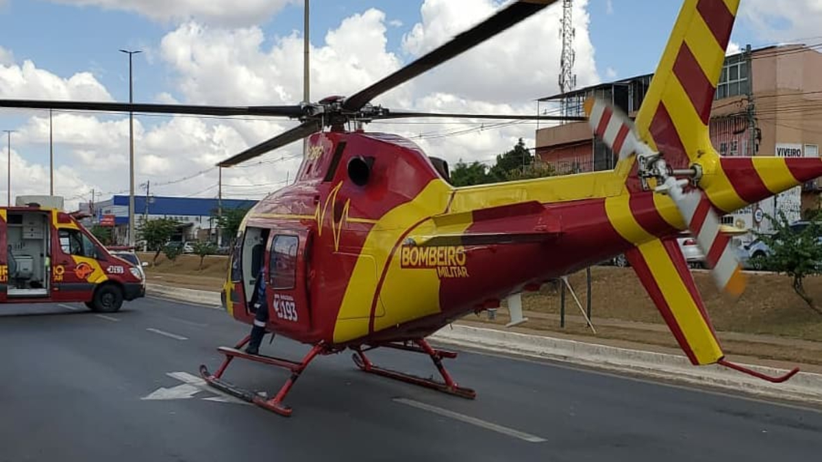 Helicóptero dos bombeiros foi acionado para atender vítima de acidente - Motociclista ficou gravemente ferido ao colidir contra caminhão em Senador Canedo. Moto ficou embaixo do veículo. Clique para assistir o vídeo
