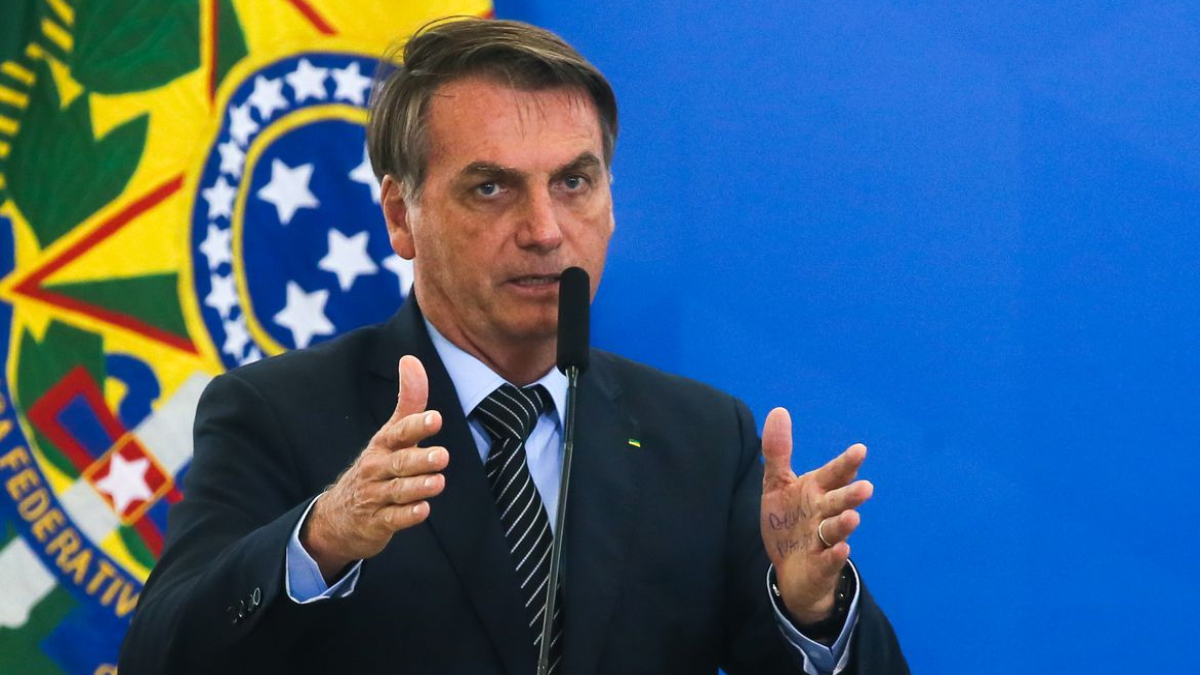 Bolsonaro faz gesto de mensuração com as mãos abertas uma diante da outra