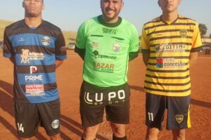 Árbitro e jogadores antes do jogo em terrão de Goiânia