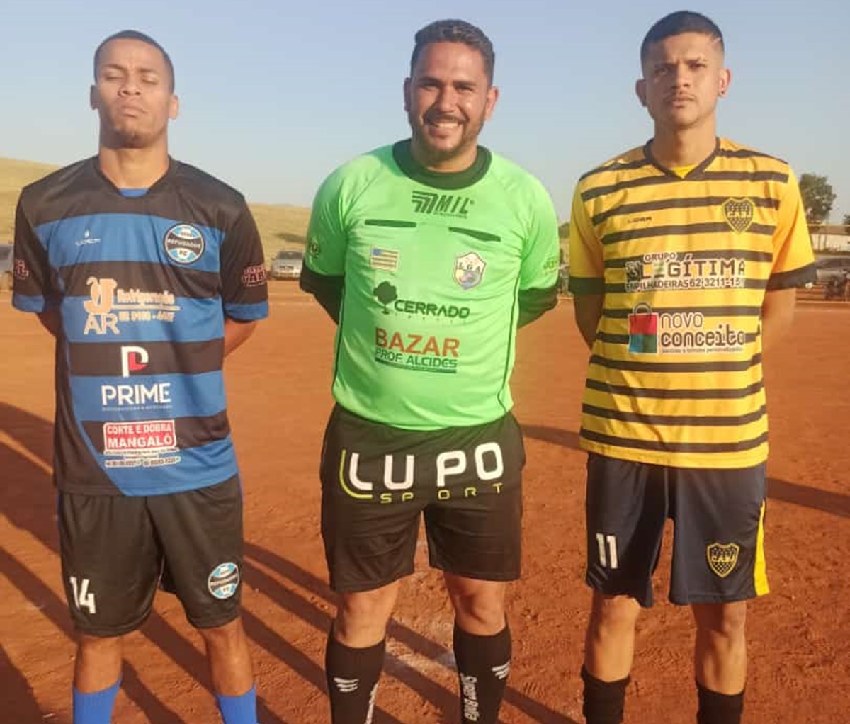 Árbitro e jogadores antes do jogo em terrão de Goiânia