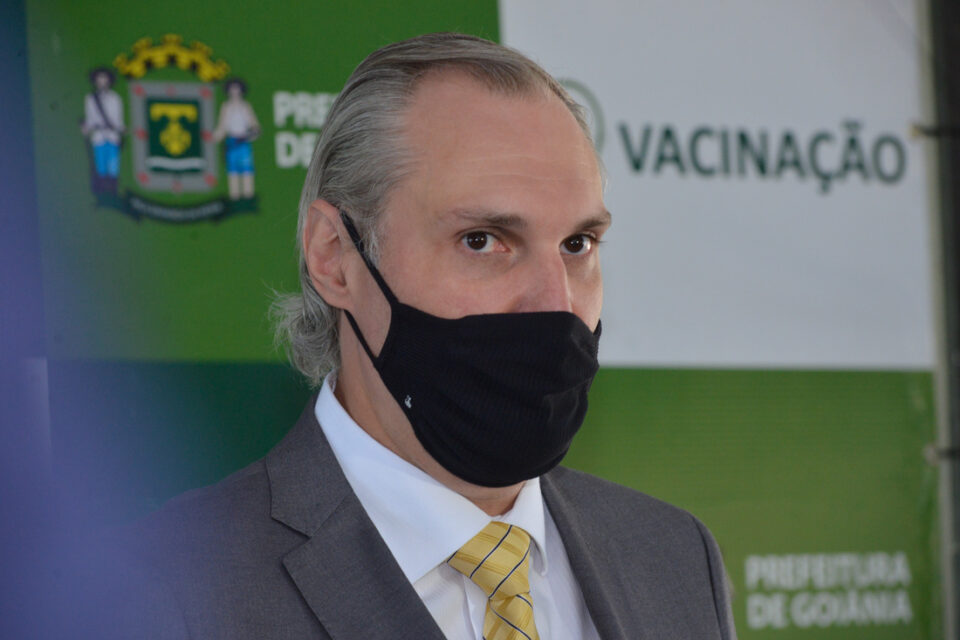 Postura de Bolsonaro influencia pessoas contra vacina, diz secretário de Saúde de Goiânia