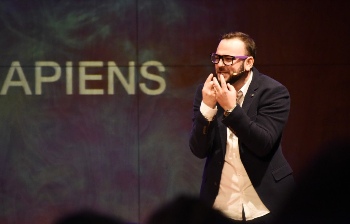 Peça "Adan Experience" será apresentada nesta terça