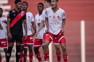 Jogadores do Vila Nova e do Atlético-Go durante jogo do Sub-20
