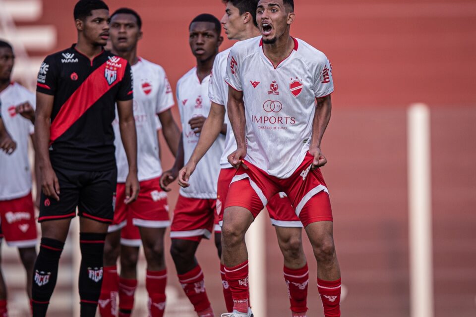 Jogadores do Vila Nova e do Atlético-Go durante jogo do Sub-20
