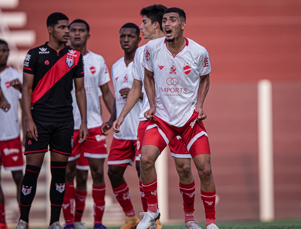 Jogadores do Vila Nova e do Atlético-Go durante jogo do Sub-20
