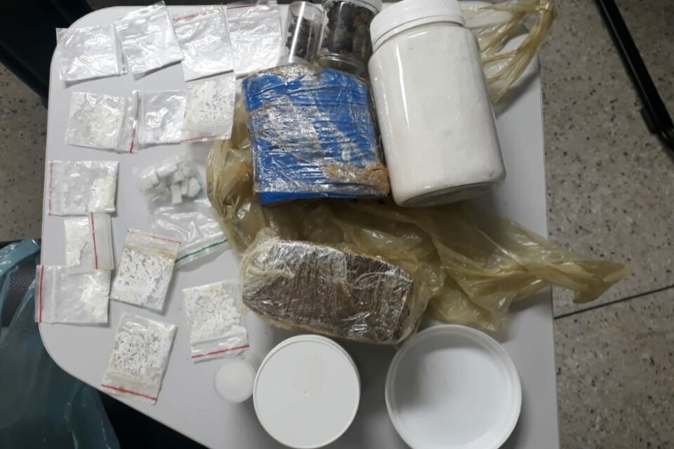 Polícia apreende armas ilegais e drogas na casa de guardas civis suspeitos de execução (Foto: Polícia Civil)