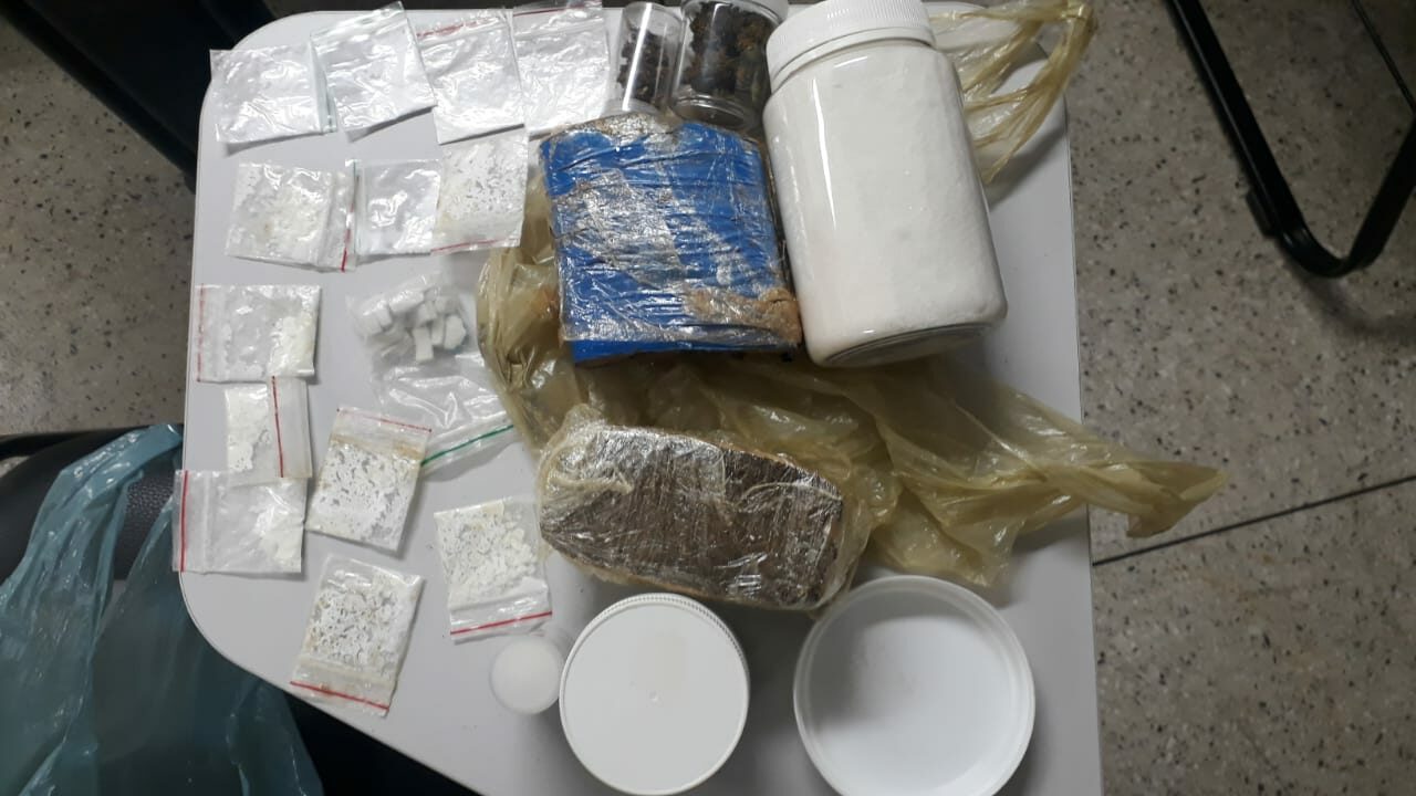 Polícia apreende armas ilegais e drogas na casa de guardas civis suspeitos de execução (Foto: Polícia Civil)