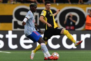 Pogba disputa bola com jogador do Young Boys