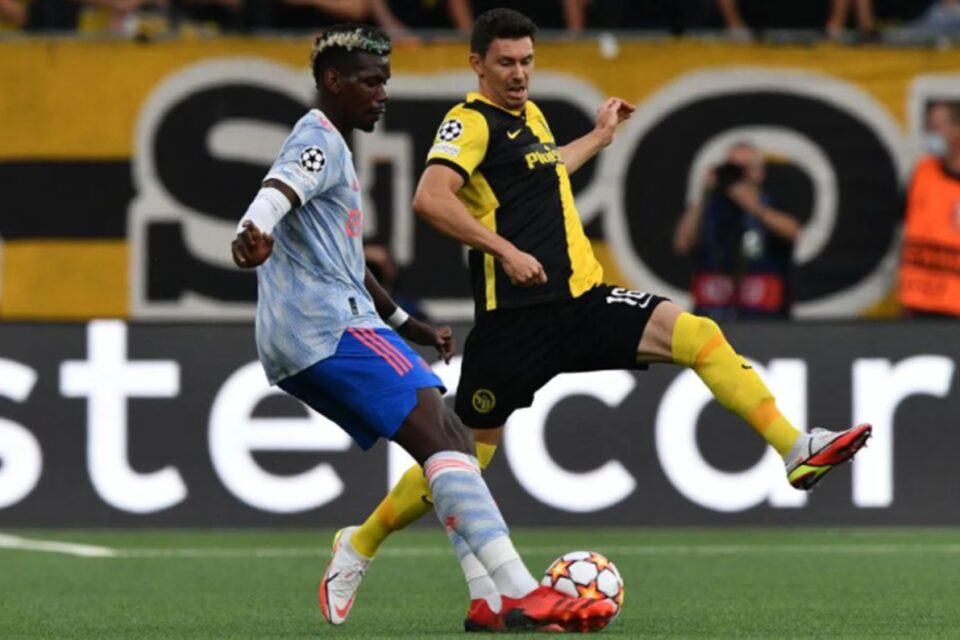 Pogba disputa bola com jogador do Young Boys