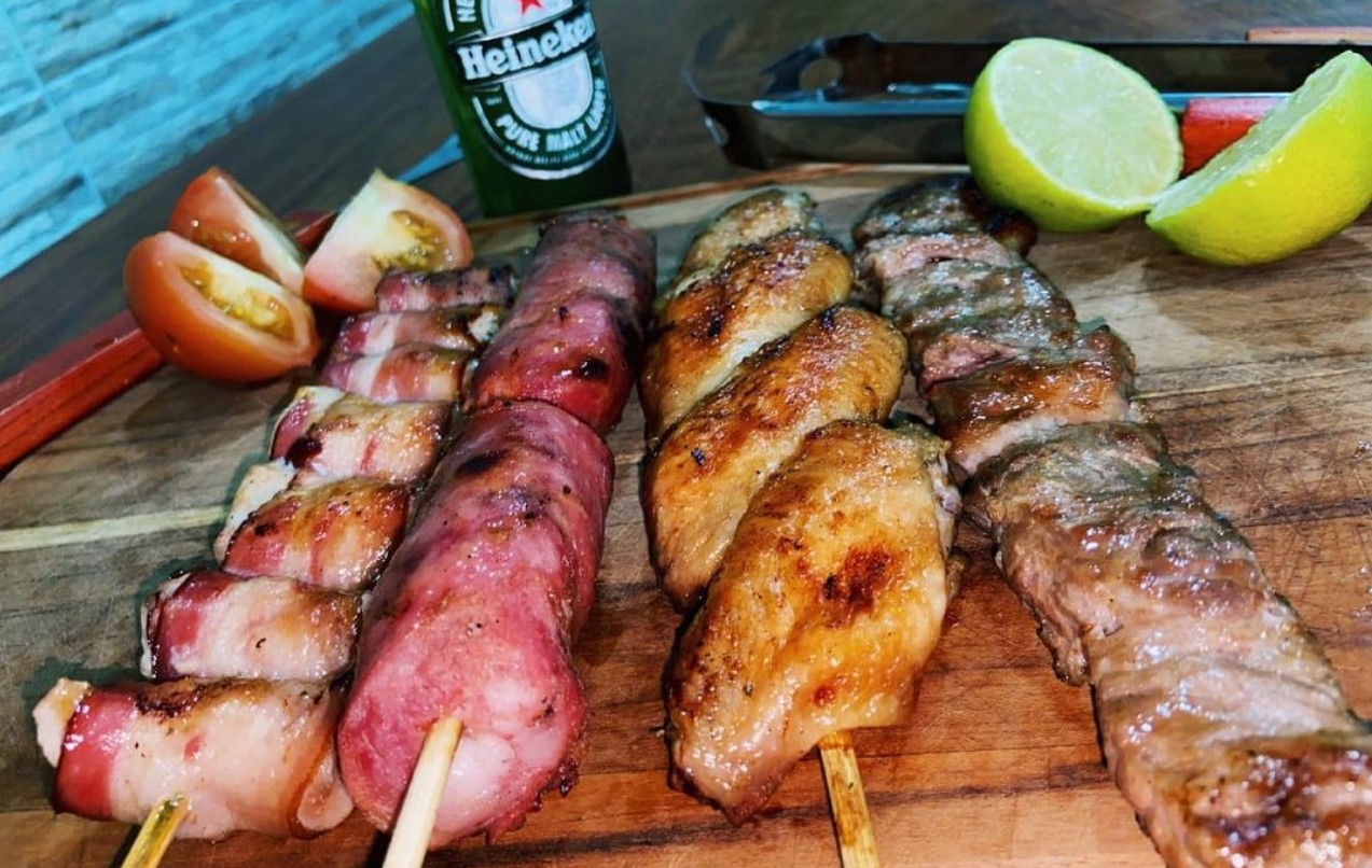 Espetinhos variados são opção no Espetinhos Barcelona, destaque entre os espetos em Aparecida de Goiânia