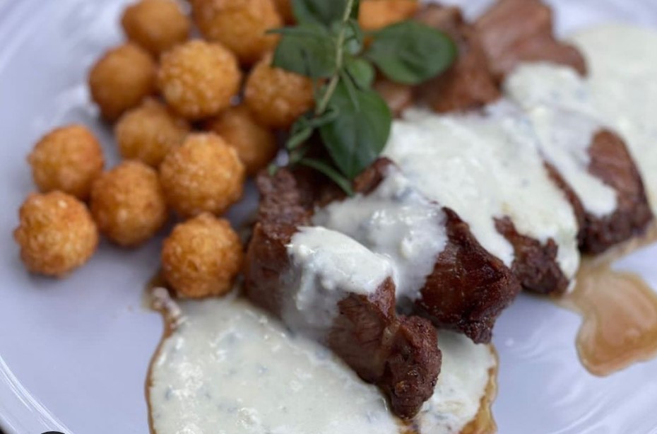 Tagliata de chorizo com fonduta de gorgonzola