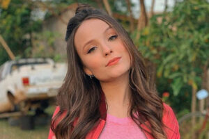 Larissa Manoela revela que tem endometriose: 'Conviver com a dor'