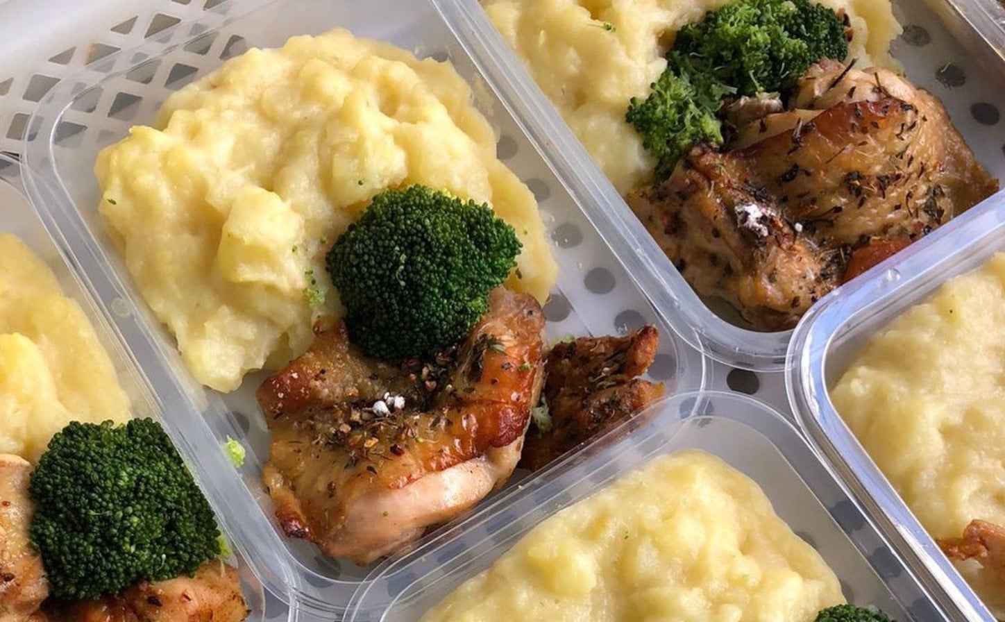 Sobrecoxa desossada com purê de batata e brócolis da Nutrileves, opção de congelados fit em Goiânia