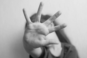 Homem é condenado a 14 anos de prisão por estuprar e manter menina de 12 anos em cárcere privado