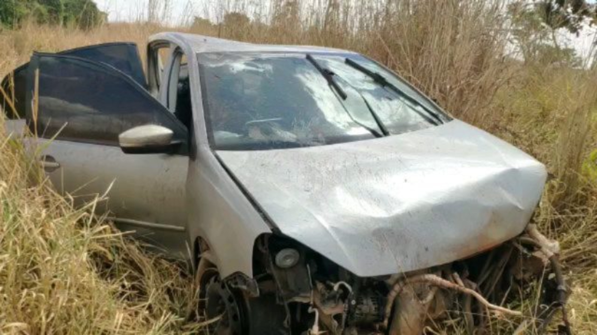 Um motorista dormiu ao volante e capotou o carro na BR-364, em Jataí, na região Sudoeste de Goiás
