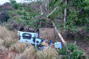 Acidente deixa caminhão da prefeitura de Lagoa Santa tombado na GO-422