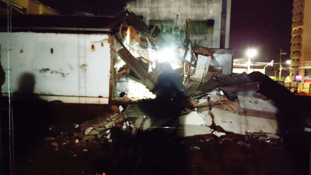 Teto de pizzaria desaba e deixa dois funcionários feridos em Rio Verde