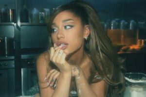 Homem é preso após tentar invadir casa de Ariana Grande armado