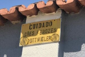 Placa com suásticas