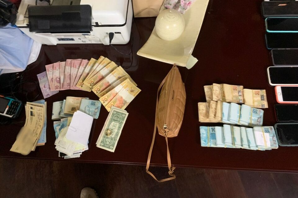 Mulher é presa por negociar prostituição através de rifa, em Salvador