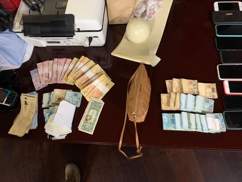 Mulher é presa por negociar prostituição através de rifa, em Salvador