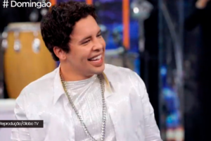 Gloria Groove imita Xanddy em 'Show dos Famosos' e recebe elogio de Carla Perez