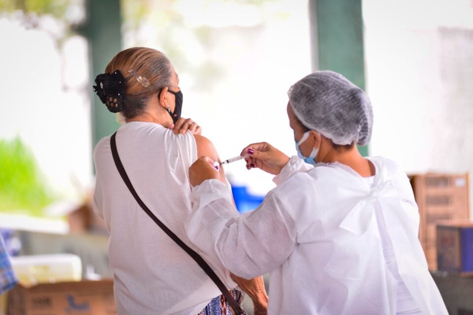Goiânia tem 41 pontos de vacinação contra Covid nesta quarta (8). A SMS segue imunizando pessoas com idade acima de 18 anos. (Foto: Jucimar de Sousa/Mais Goiás)
