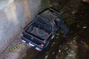 Motorista perde o controle e carro cai no córrego Pirapitinga, em Catalão (Foto: ZapCatalão)