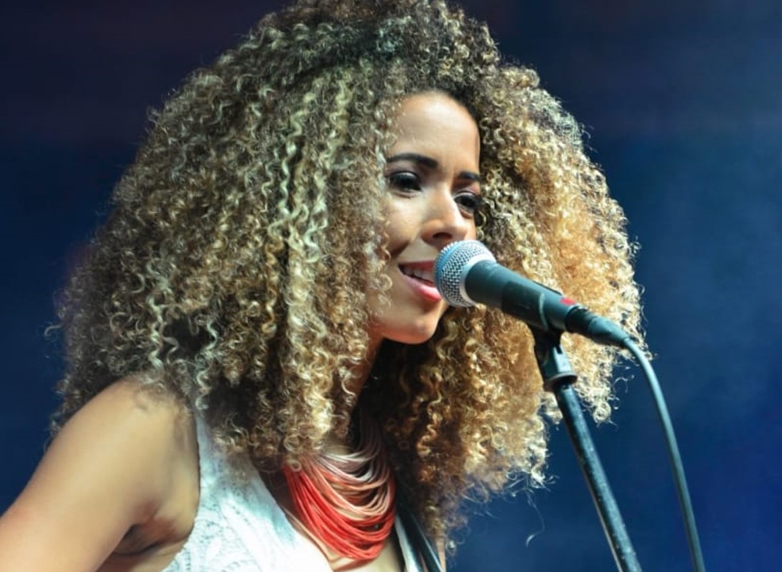 Cantora capixaba se apresenta no projeto "Música no Mall"