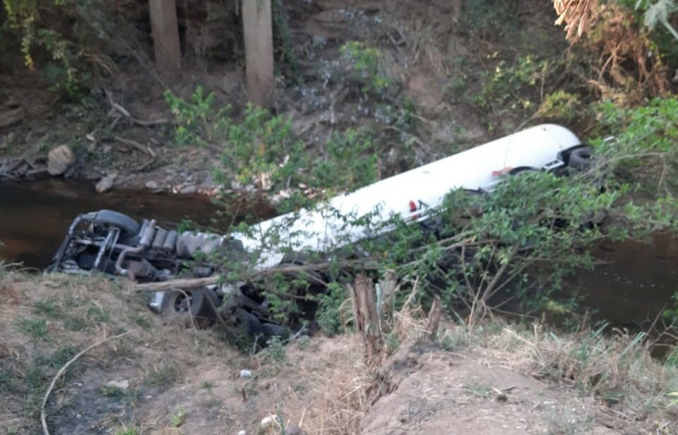 Um homem de 57 anos morreu depois de capotar o caminhão que conduzia na BR-153 e ser atacado por abelhas, na cidade de São Luiz do Norte. (Foto: reprodução/TV Anhanguera)