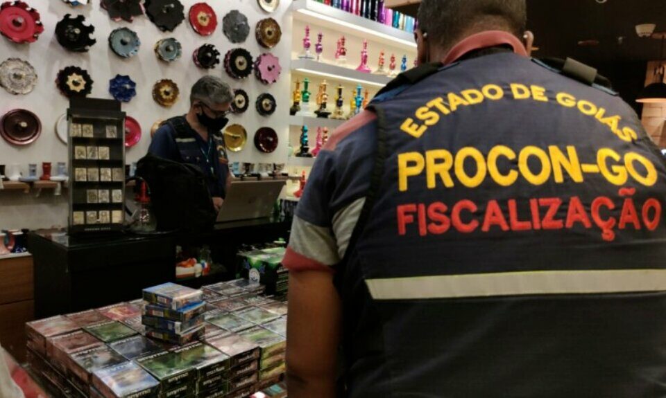 Procon Goiás apreende 155 cigarros eletrônicos durante fiscalização em tabacarias e distribuidoras de bebidas