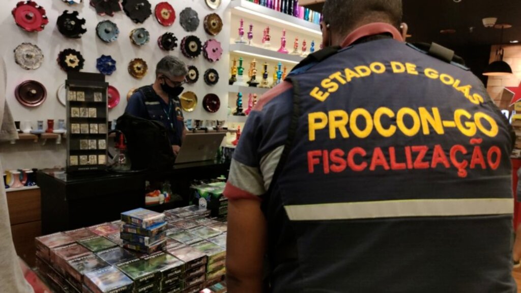 Procon Goiás apreende 155 cigarros eletrônicos durante fiscalização em tabacarias e distribuidoras de bebidas