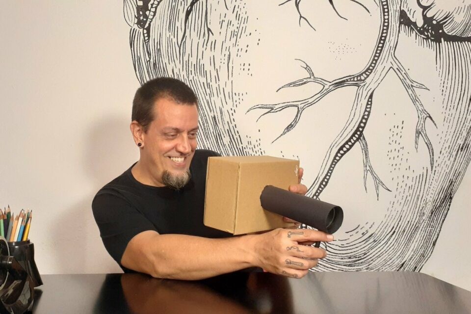 Em uma das últimas atividades, o educador Gustavo Magalhães ensinou a fazer uma câmara escura (Foto: Divulgação)