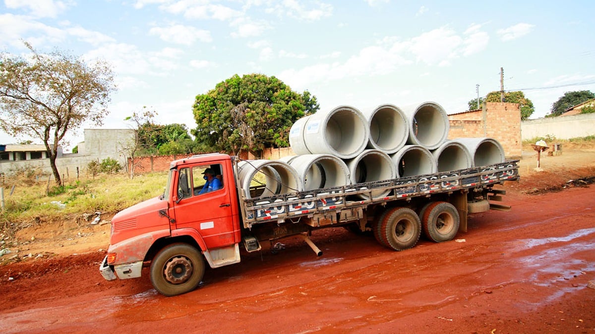 Caminhão com manilhas em rua sem asfalto de Aparecida de Goiânia