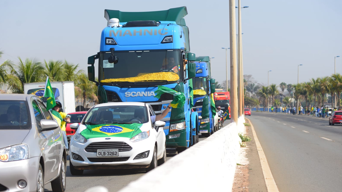 Carros e caminhões se juntam a "motociata" pró-Bolsonaro em Goiânia