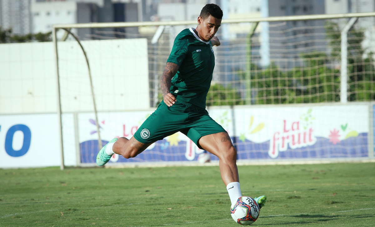 Alef Manga treina finalização no Goiás