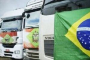 Caminhões bloqueiam a Esplanada e pressionam por invasão ao acesso do STF (Foto: Instagram)