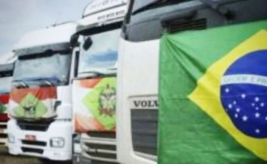 Caminhões bloqueiam a Esplanada e pressionam por invasão ao acesso do STF (Foto: Instagram)