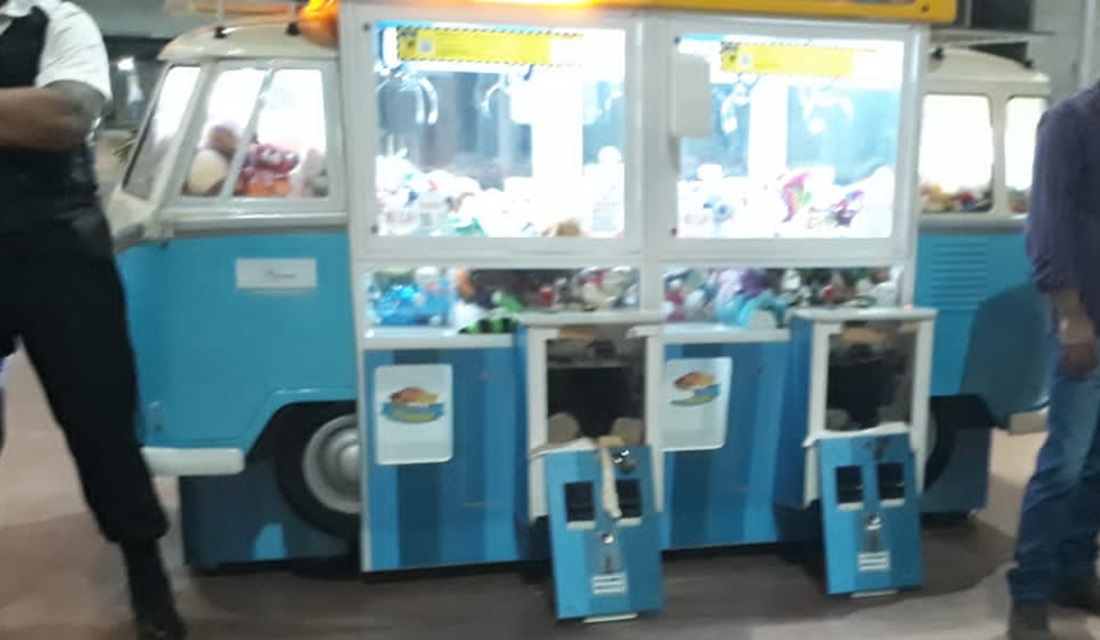 Suspeita de arrombar máquinas de pegar pelúcias para furtar dinheiro é presa em Goiânia (Foto: GCM)