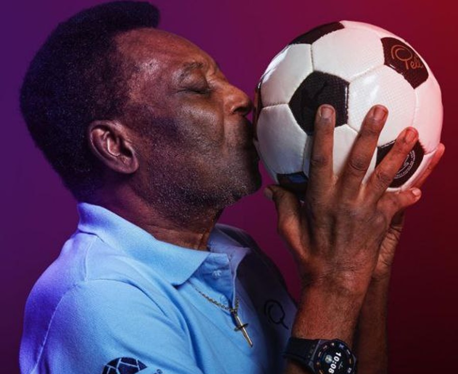 Pelé dá um beijo em uma bola de futebol